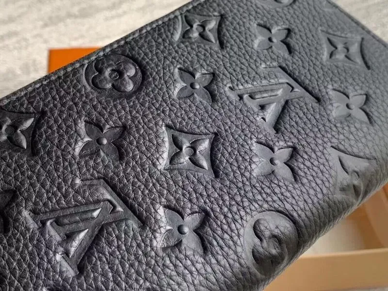 - Vuitton Sleek and smooth Louis Bags FashionFusion 15758 - Complete catalog