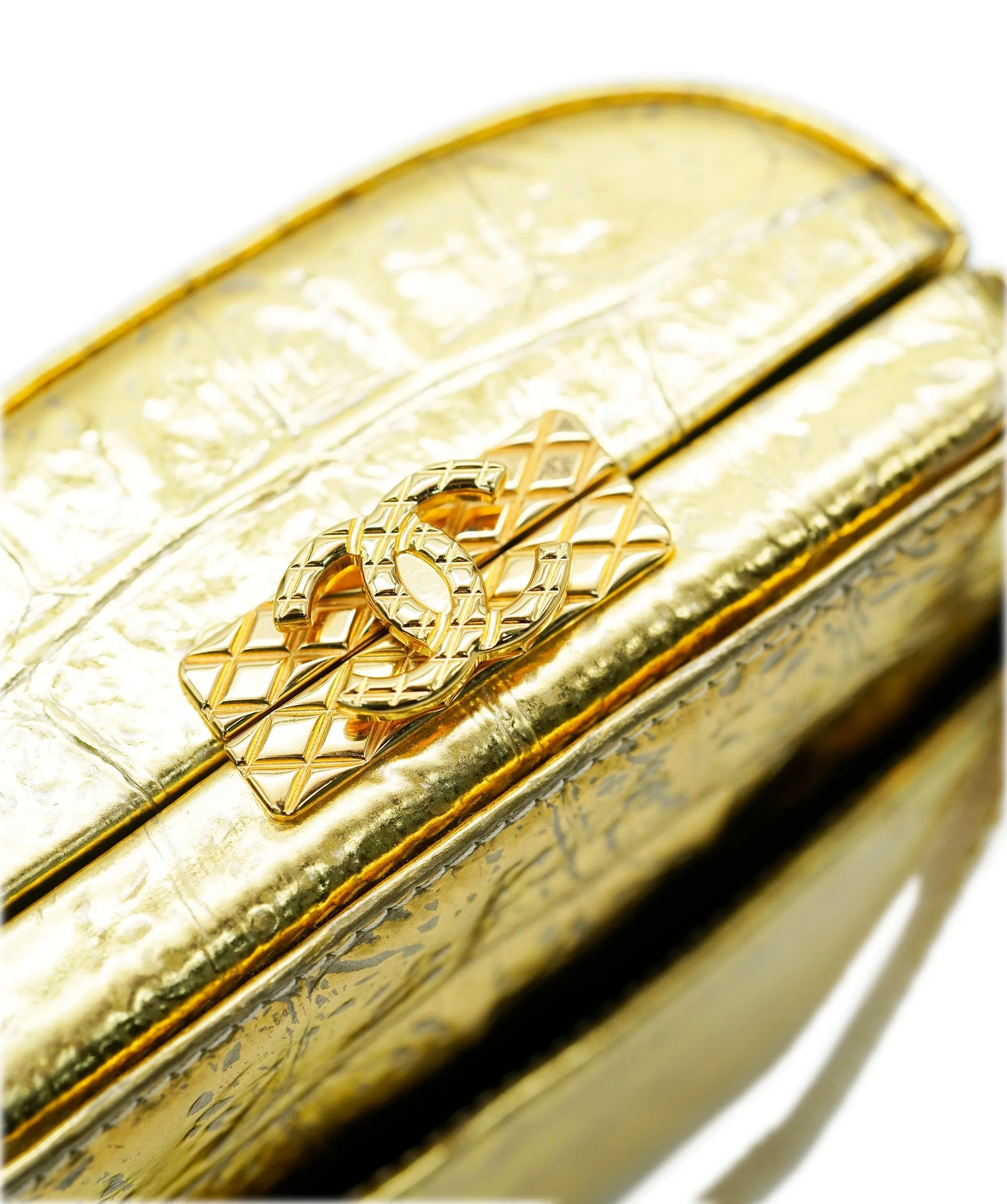 *COLLECTOR'S PIECE* CHANEL GOLD CROC EMBOSSED VANITY CASE BAG IN CALFSKIN LEATHER WITH GOLD HARDWARE DXBS2073