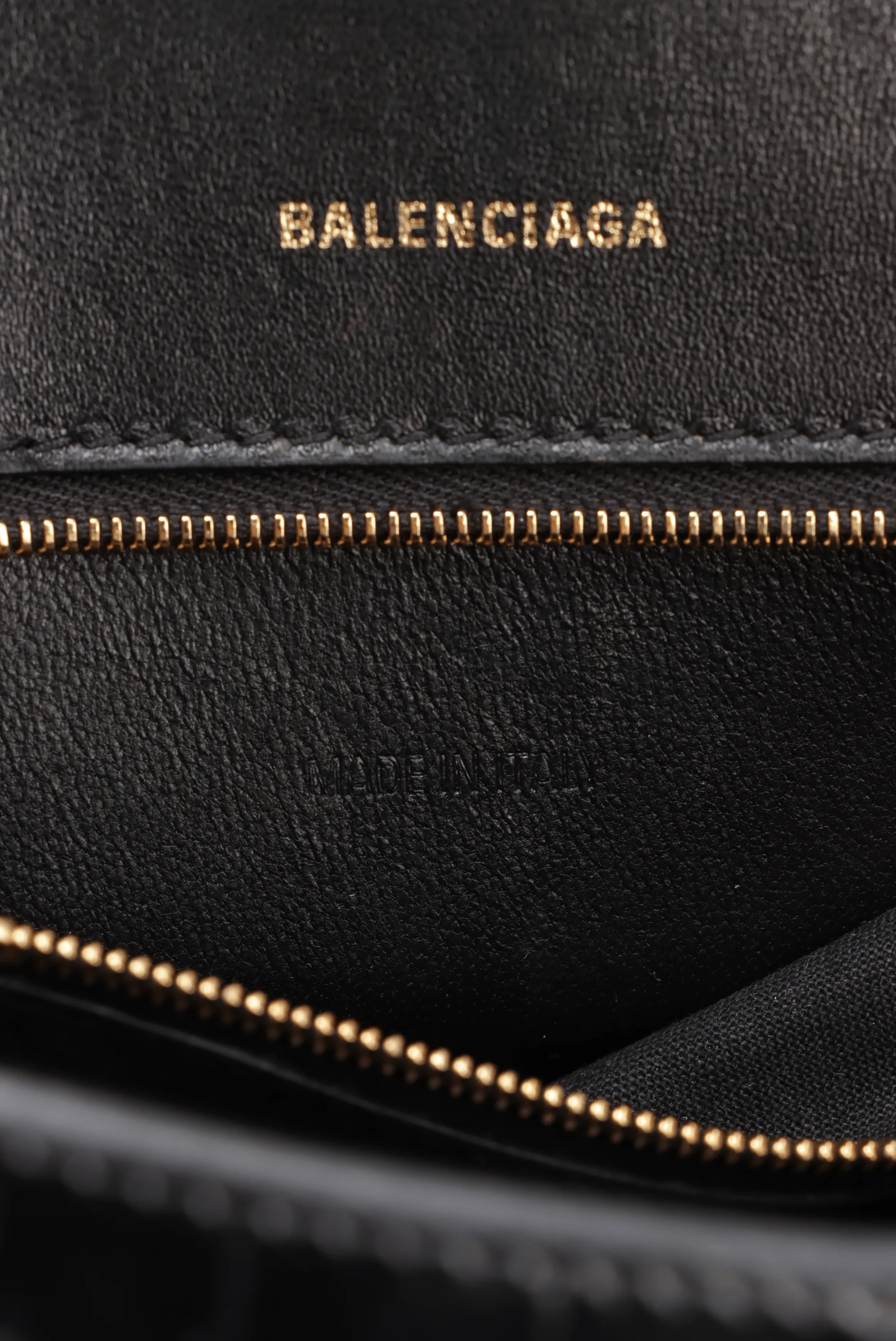HOURGLASS SMALL EMBOSSED
