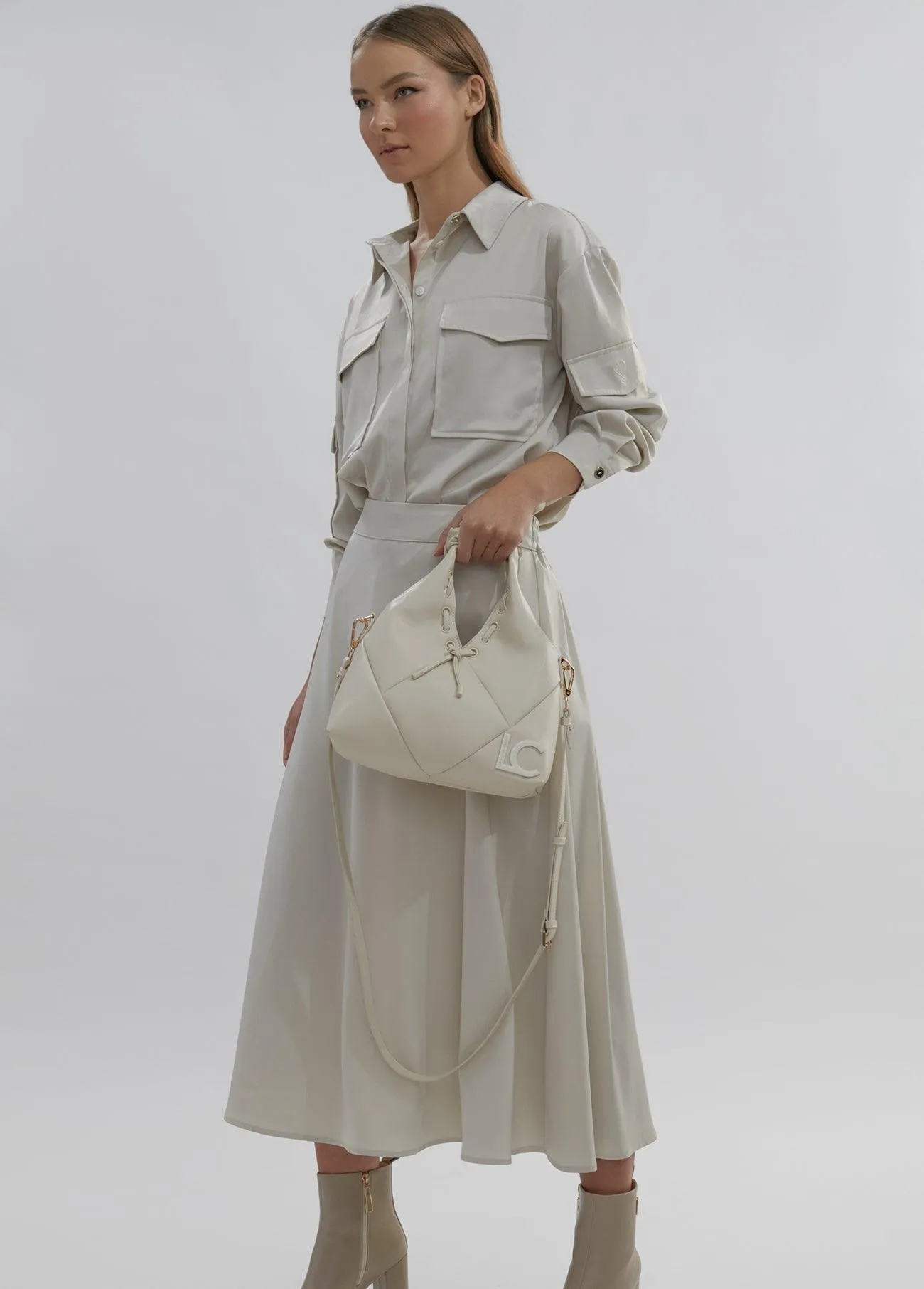 Tote bag with crinkle-effect handle