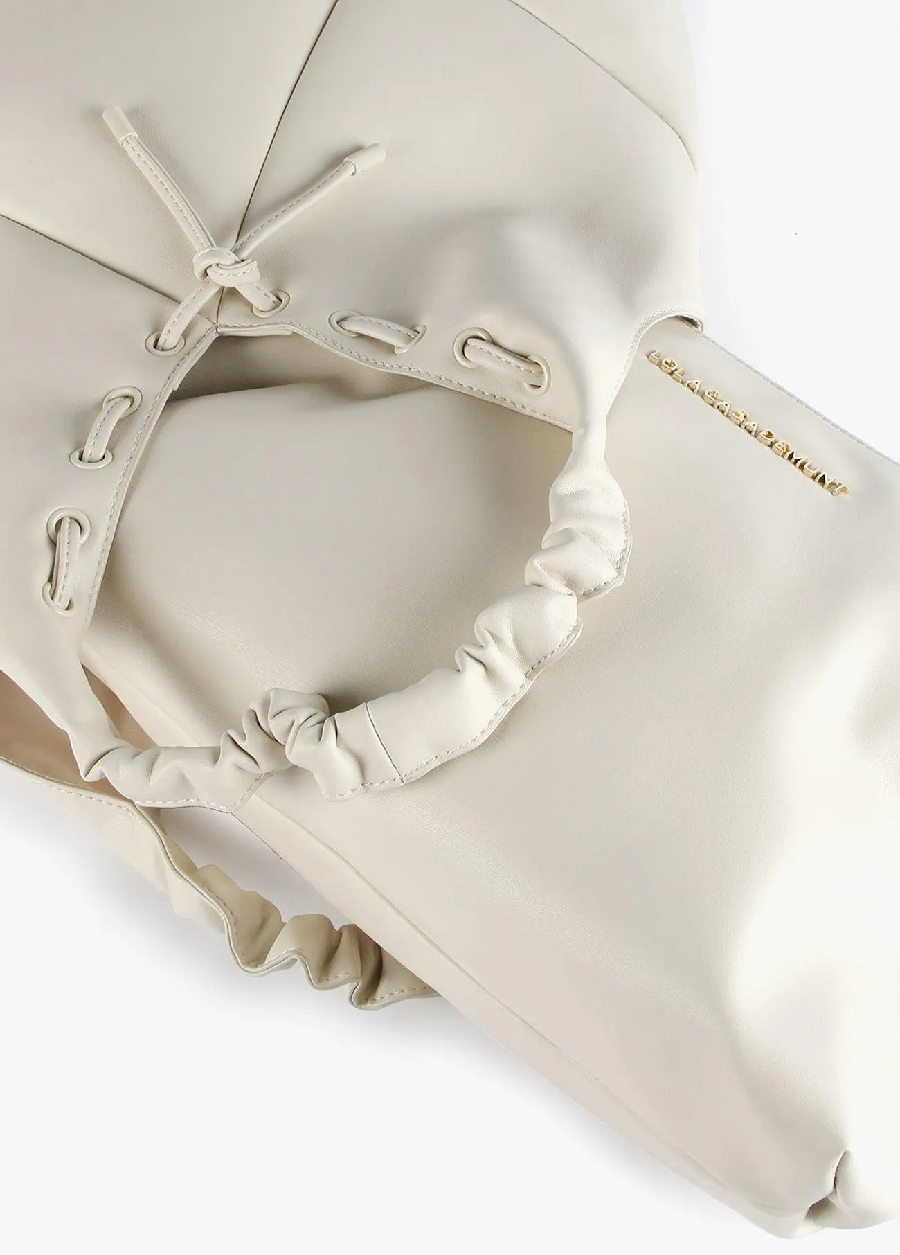 Tote bag with crinkle-effect handle